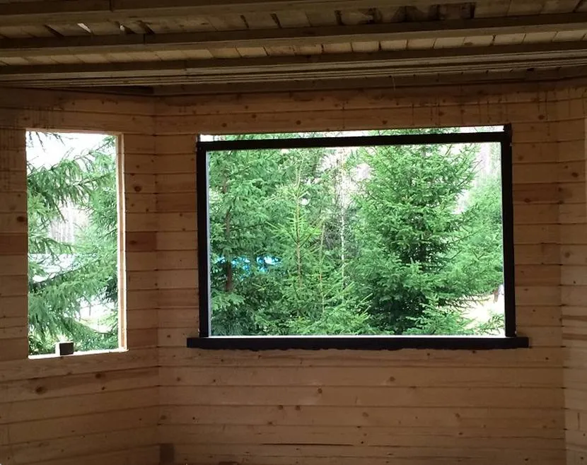 Otwór okienny w domu z drewna