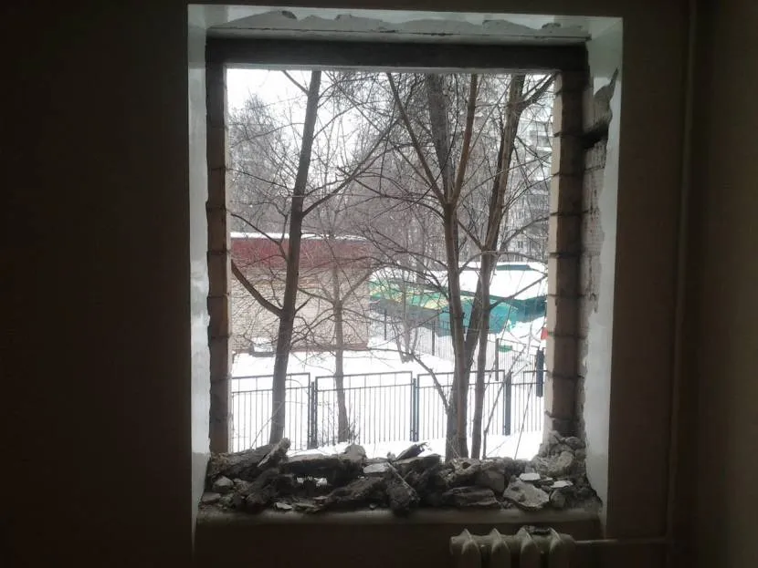 Otwór okienny z ćwiartką cegły elewacyjnej