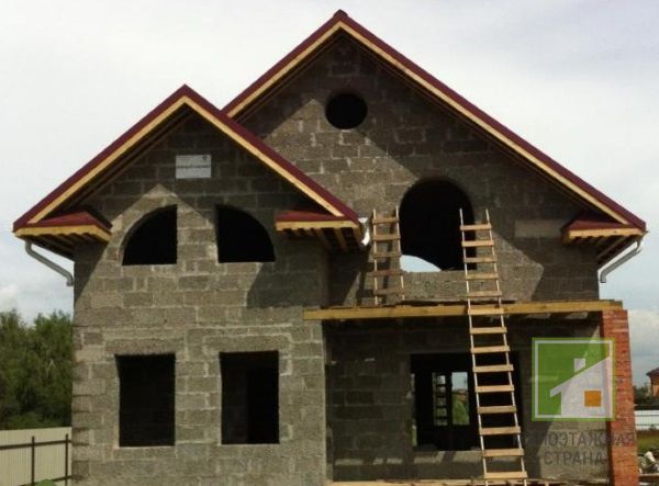 Projekty i budowa domów z bloczków drewniano-betonowych: zalety i wady technologii, projekty i ceny