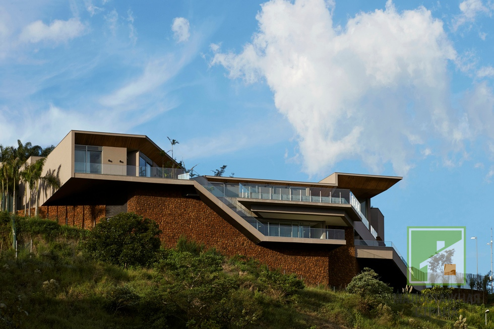 Wiejski dom na szczycie góry - projekt studia Anastasia Arquitetos