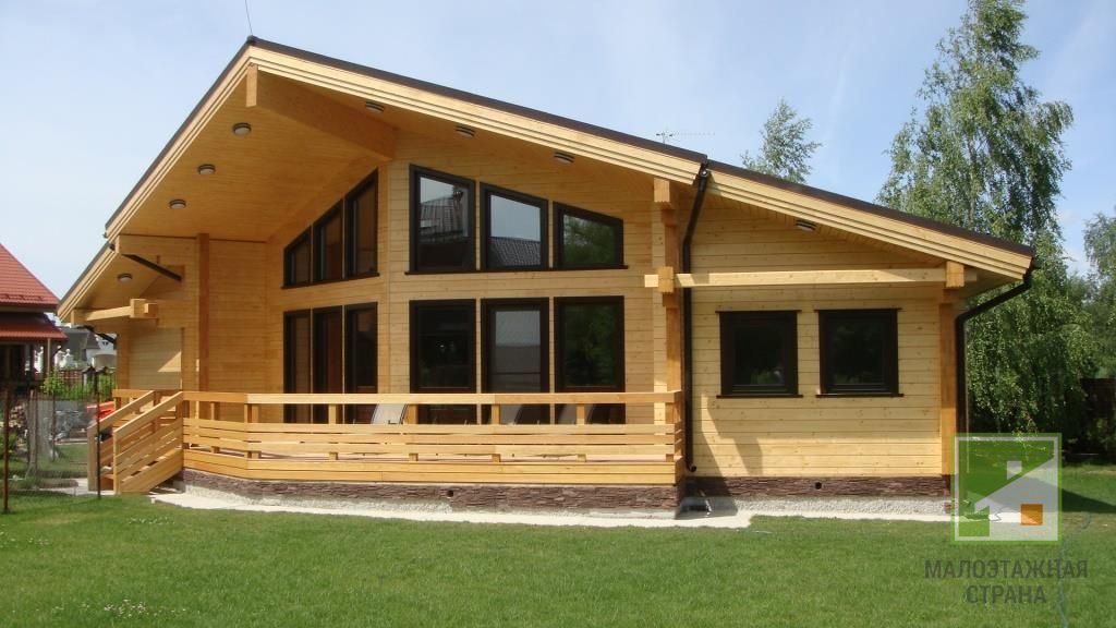 Porównanie drewna i drewna klejonego – z czego lepiej zbudować dom
