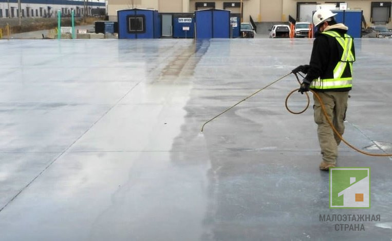 Jak dbać o beton latem i zimą: technologia i narzędzia