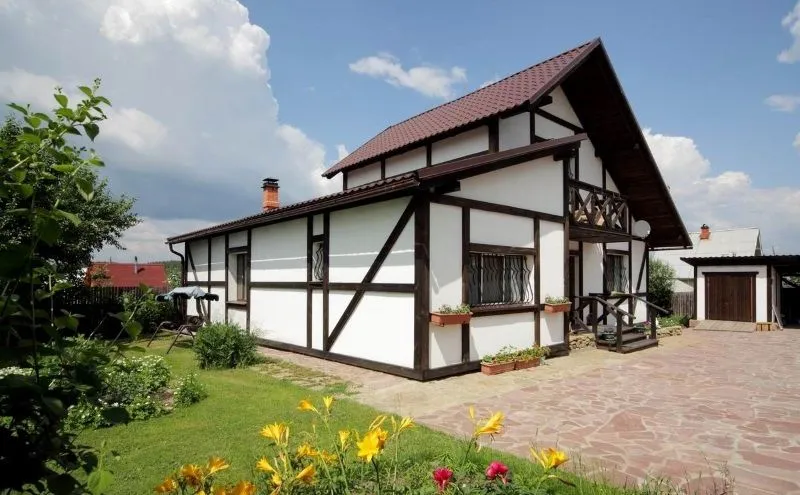 Drewniany skandynawski dom w tradycyjnym stylu