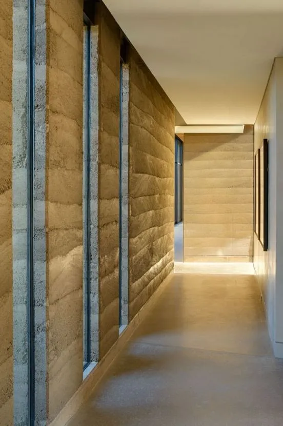 Ściany monolityczne są zdobione w określony sposób, który nie wymaga dodatkowego wykończenia.
