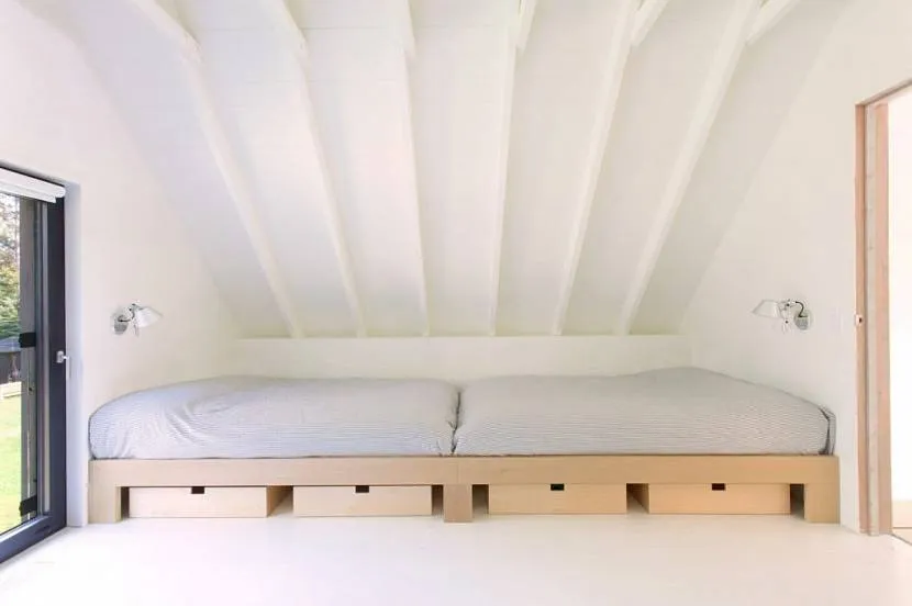 Pod sklepieniami dachu w pokojach na relaks czekają duże miękkie materace.