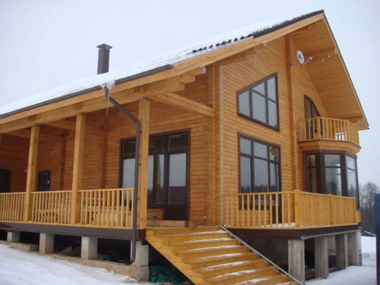Zimowy dom z drewna z przestronnym tarasem