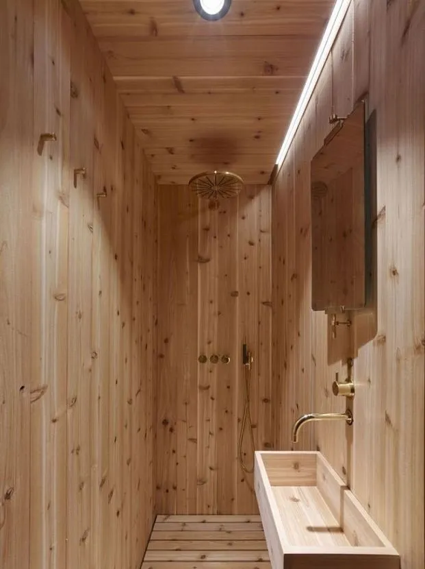 Łazienka wykonana z drewna nie wymaga dodatkowego wykończenia