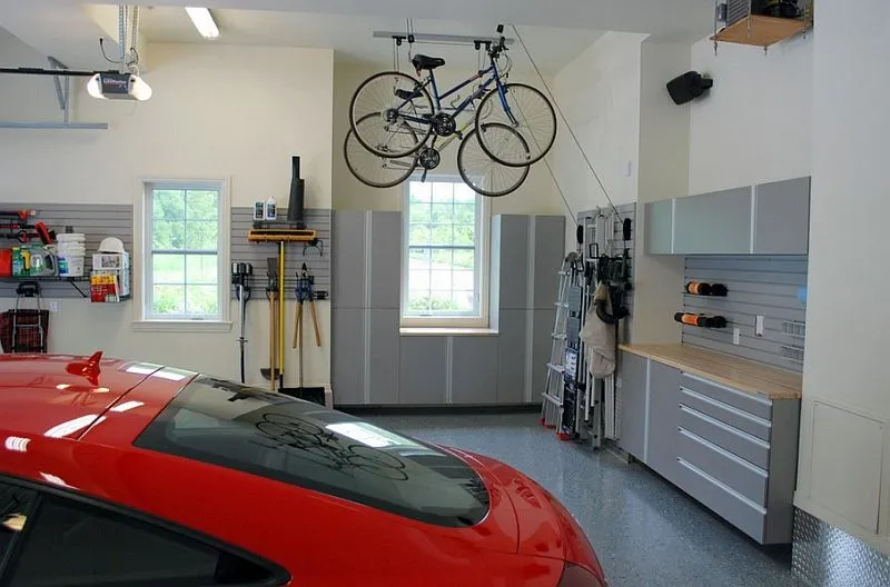 Wysoki sufit zapewnia właścicielowi dodatkowe funkcje, na przykład może stać się „półką” na rowery
