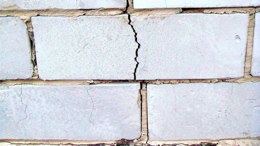 Przy nieprawidłowym montażu bloczki z betonu komórkowego mogą pękać nawet w murze