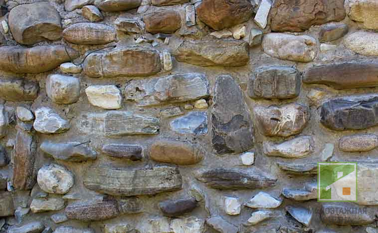 Fundament gruzowy - podbudowa domu z kamienia naturalnego i cementu