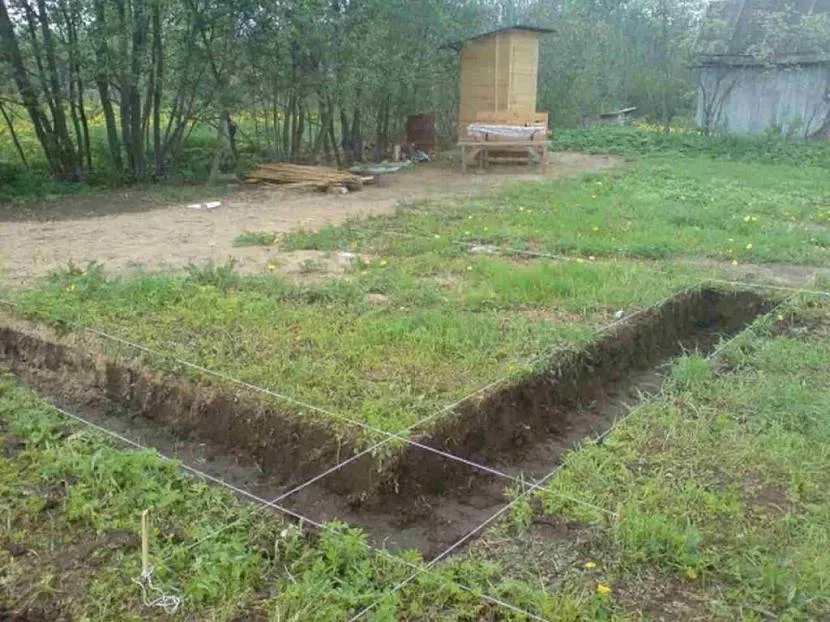 Oznaczenie i wykop pod fundament garażu