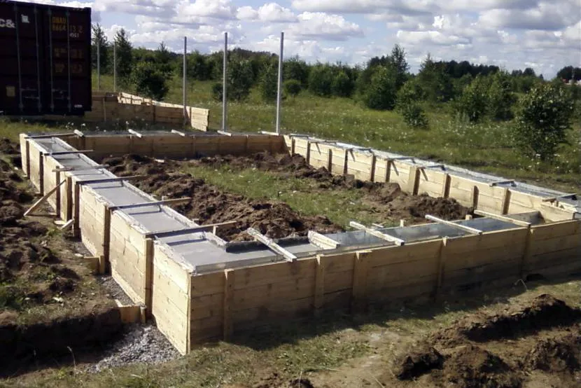 W przypadku wanny z betonu komórkowego najlepiej nadaje się płytki fundament z taśmy