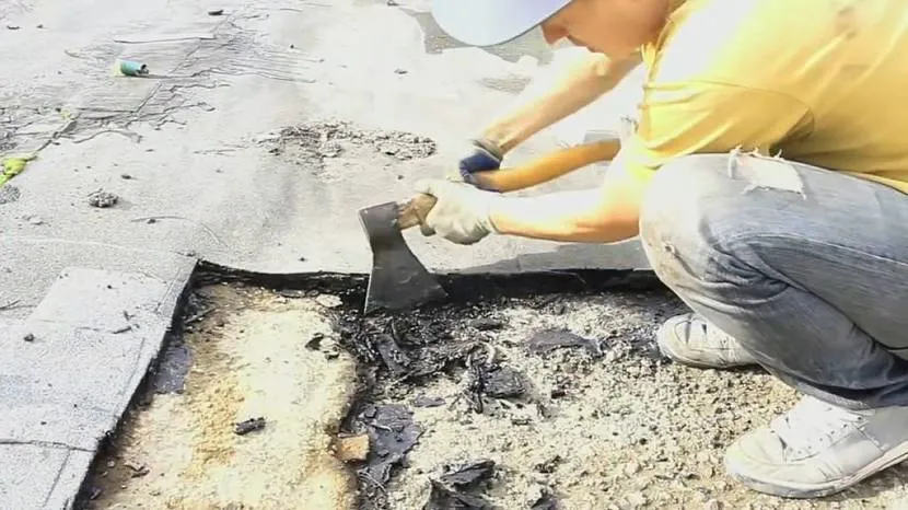 Usunięcie gumowej powłoki do prac naprawczych można wykonać tylko małymi kawałkami.