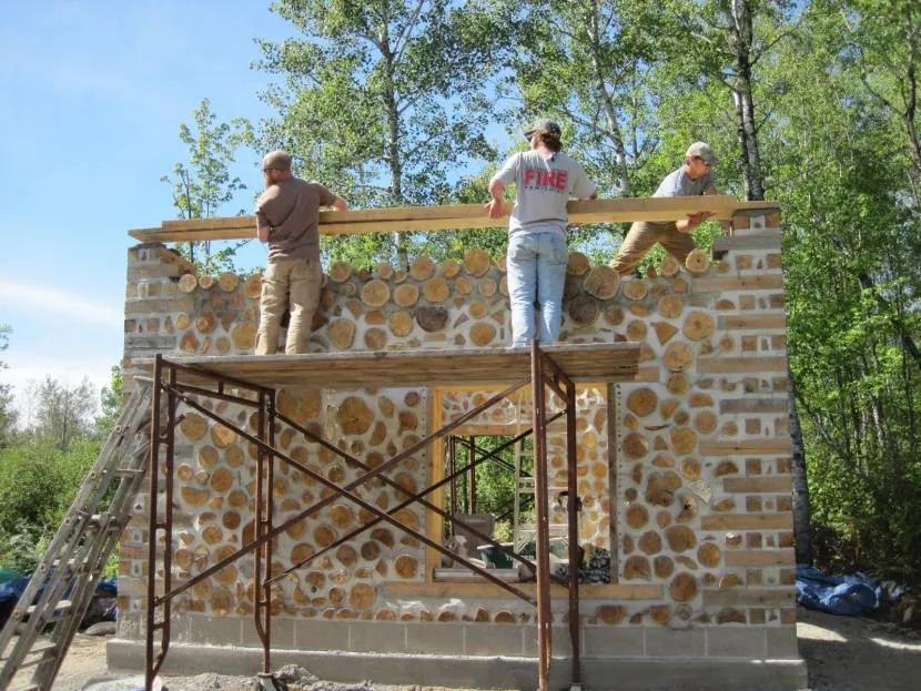 Zadaszenie domu z pali drzewnych