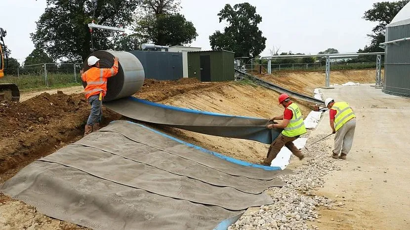 Proces układania płótna betonowego na ziemi