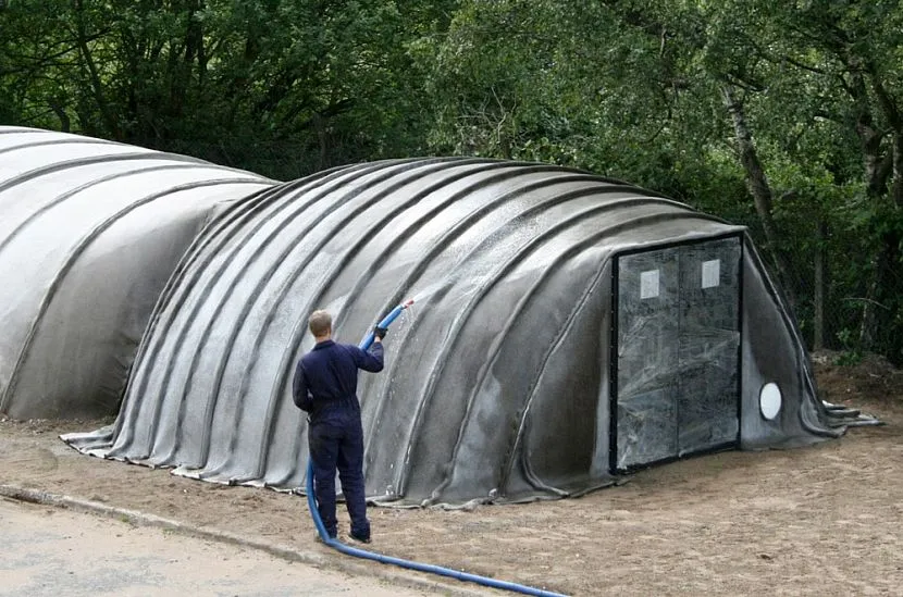 Zewnętrzna część namiotu wojskowego wykonana z płótna betonowego