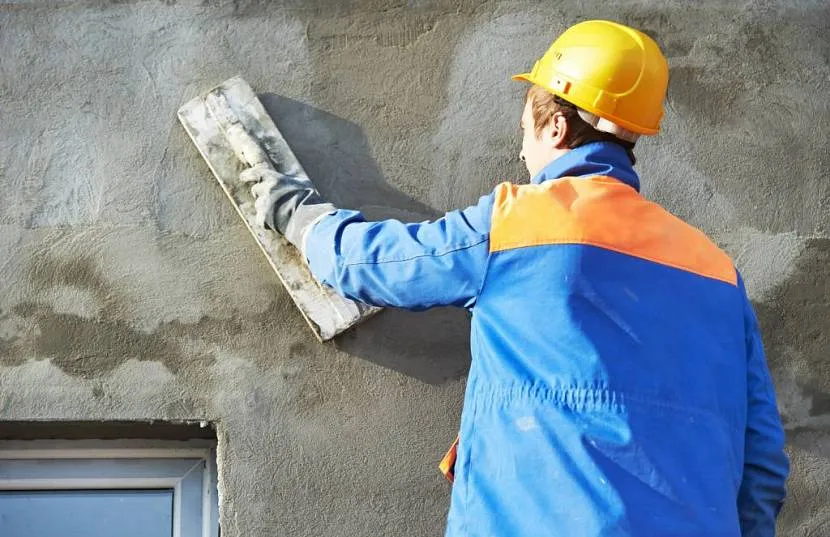 Tynkowanie elewacji domu z bloczków z betonu komórkowego