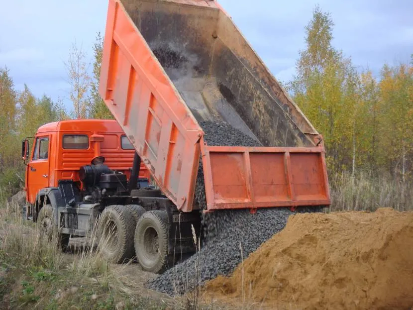 Rozładunek żwiru: początek budowy jest tuż za rogiem