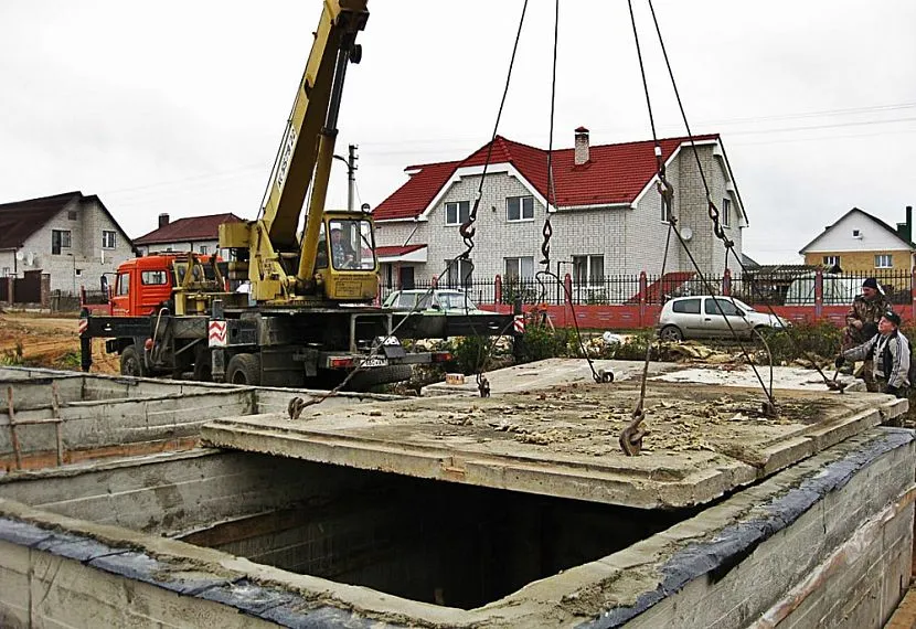 Montaż pierwszego rzędu podłóg odbywa się zawsze na fundamencie