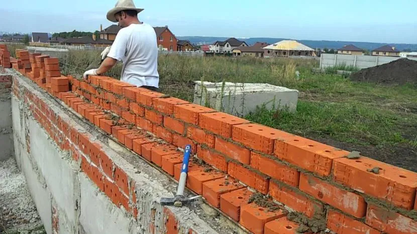 Mur z cegły ceramicznej