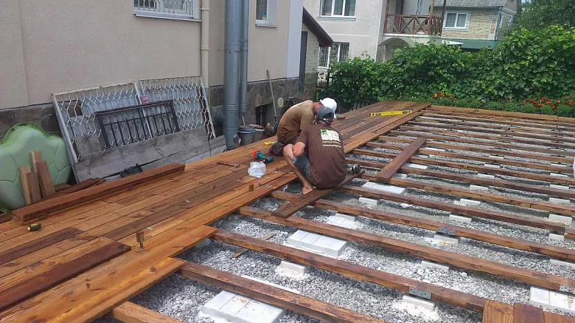 Decking to jedna z najbardziej udanych opcji podłóg na taras.