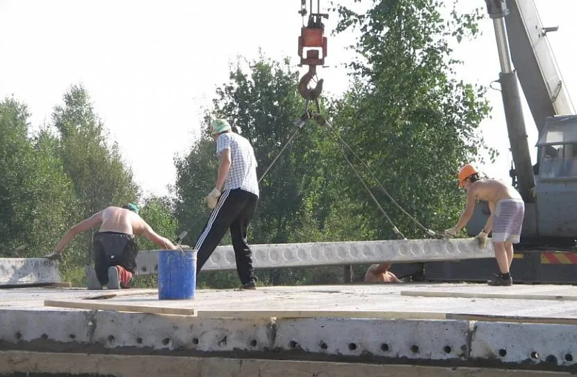 Urządzenie nakładające się nad piwnicą