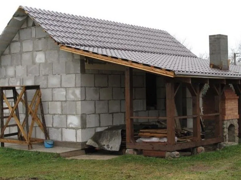 Połączony dach stodoły i szopy