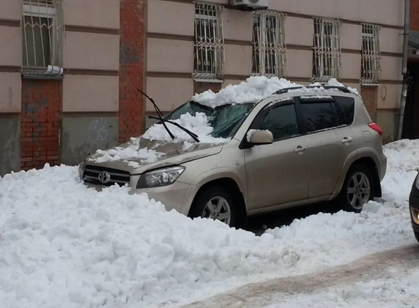 Brak elementów zatrzymujących śnieg na dachu jest obarczony niekontrolowanymi masami śniegu