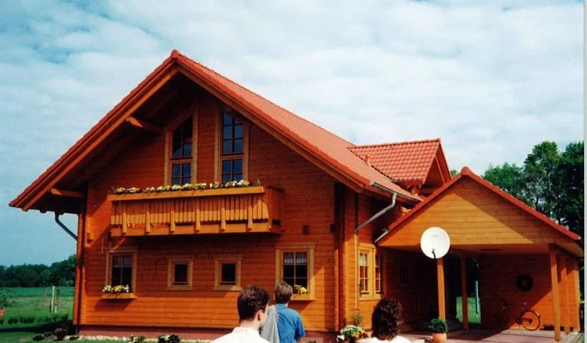 Podwójny dom drewniany wybudowany w 1998 roku w Niemczech przez Timberframe