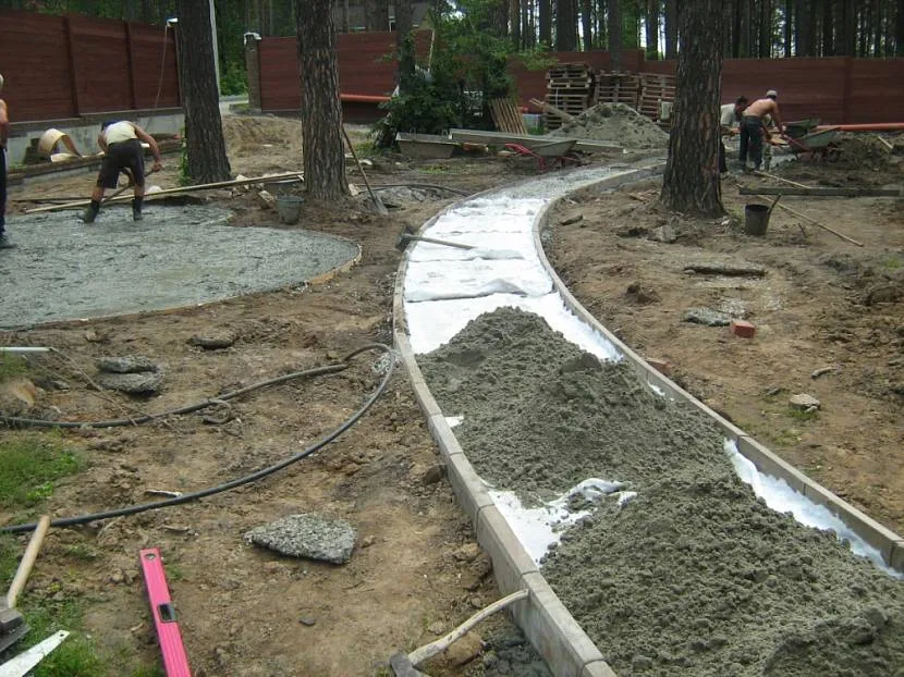 Ta warstwa jest szczególnie ważna przy układaniu ścieżek ogrodowych na wilgotnych glebach, w pobliżu zbiorników wodnych.