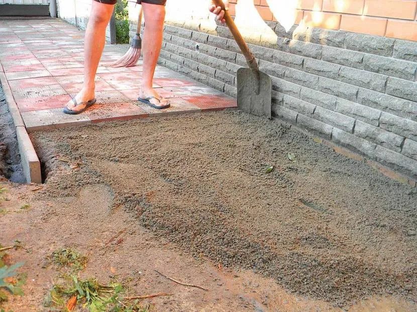 Układanie płyt chodnikowych na piasku