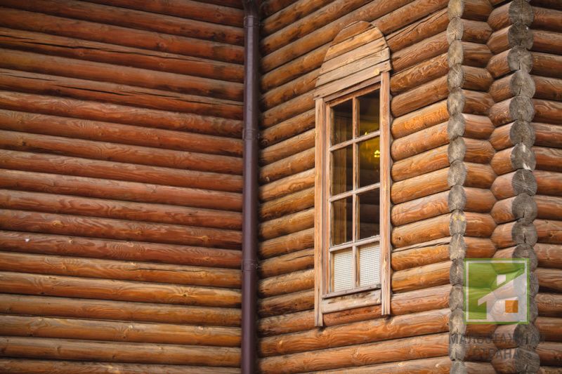 Jak i czym malować dom z bali na zewnątrz: etapy przygotowania i malowania, co wpływa na jakość powłoki