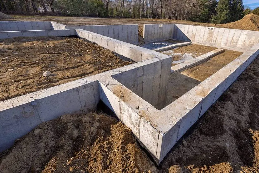 Стрічковий фундамент виготовляється з маркою бетону не нижче М200