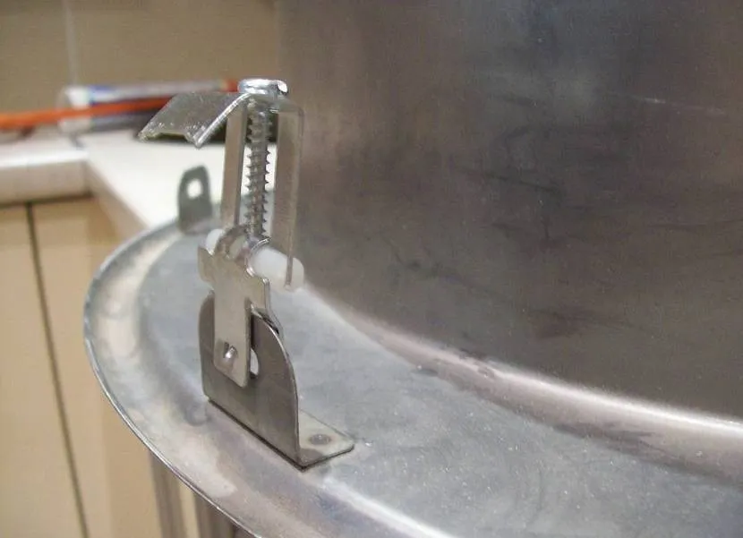 Багато майстрів рекомендують встановлювати кліпси після того, як герметик висох, щоб мийка не ковзала і була закріплена рівно