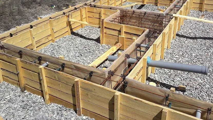Опалубка для бетонного фундаменту