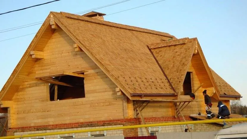 Щипцеві дахи відрізняються дерев'яними верхніми закінченнями стін