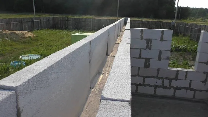 Do wnęki wewnętrznej można wlać materiały termoizolacyjne lub beton.