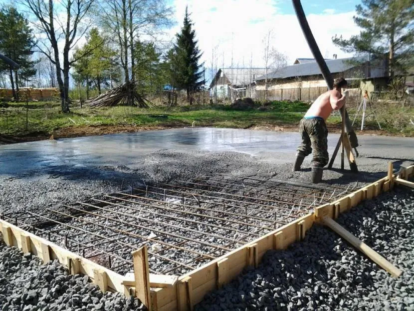 Fundament można wylać jesienią, jeśli planuje się skuteczną ochronę nawet przed małymi mrozami.