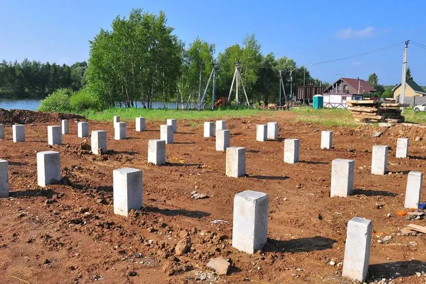 Pale - najtrwalszy i najdroższy rodzaj fundamentu domu na bagnach