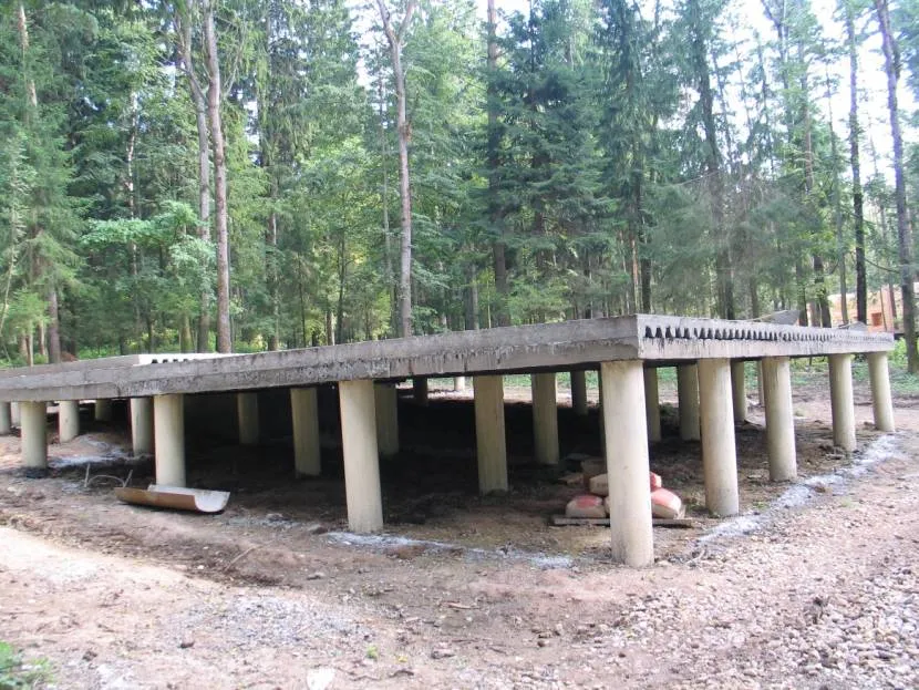 Fundament płytowo-palowy z wzniesieniem nad ziemią