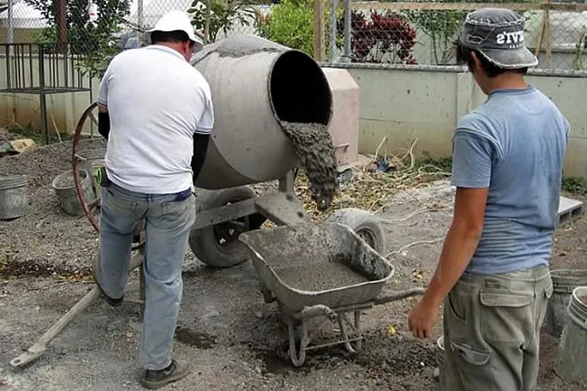 Przygotowanie betonu nie jest skomplikowanym procesem technologicznym, a zaprawę zwykle wykonuje się samodzielnie na placu budowy.