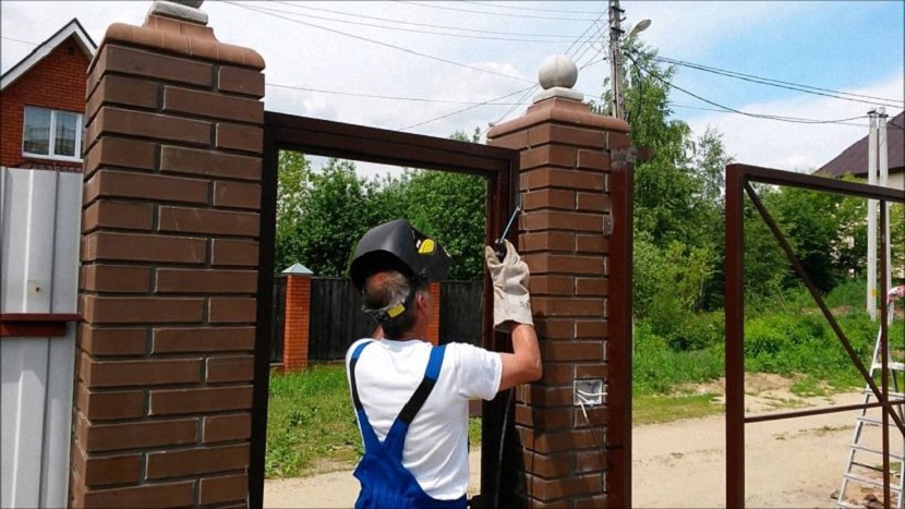 Po przyspawaniu daszków do hipotek należy wyczyścić szwy spawalnicze - najpierw można użyć szlifierki, a następnie metalowej szczotki