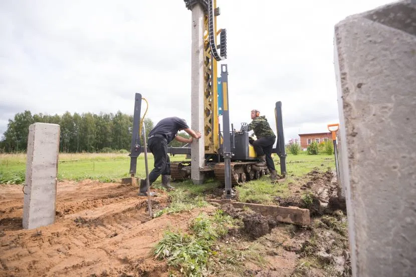 Fundament palowy jest jednym z najbardziej niezawodnych, ale do jego instalacji wymagany jest specjalny sprzęt.