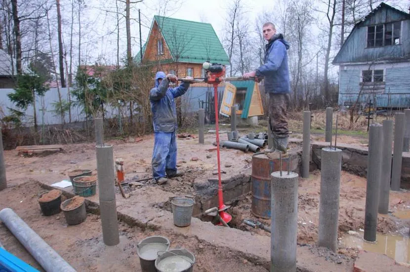 Wiercenie studni pod fundamentem wiertarką elektryczną