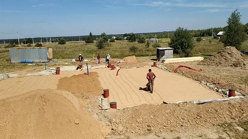 Sensowne jest ułożenie poduszki z piasku, jeśli na dnie wykopu znajduje się problematyczna gleba