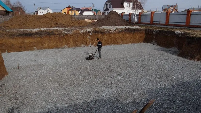 Przy tworzeniu podłoża pod fundament najczęściej stosuje się kruszony kamień o dużej lub średniej frakcji.