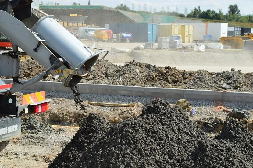 W zależności od zastosowanych frakcji wypełniaczy, chudy beton może być drobnoziarnisty lub gruboziarnisty.