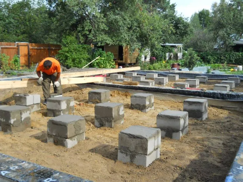 Początek budowy wanny na fundamencie kolumnowym