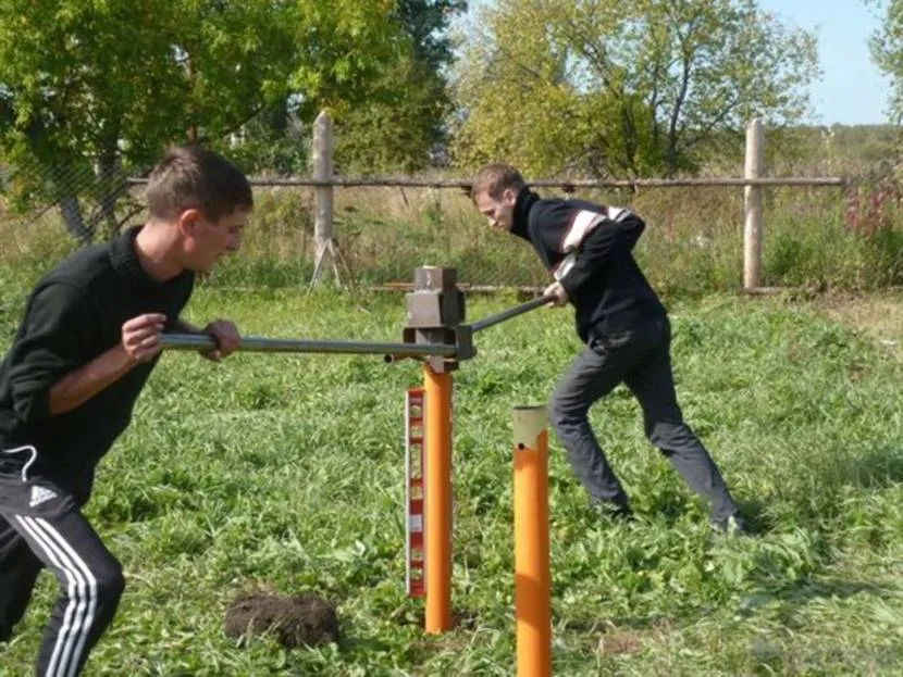 Przykręcanie stosów ręcznie