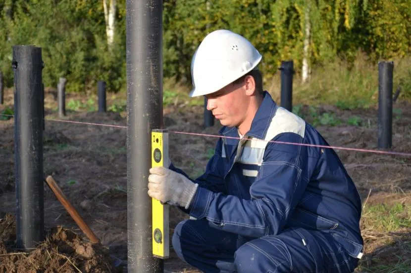 Stała kontrola prawidłowego położenia pionowego zapewnia prawidłowe ułożenie stosu i ograniczenie do minimum obciążeń bocznych